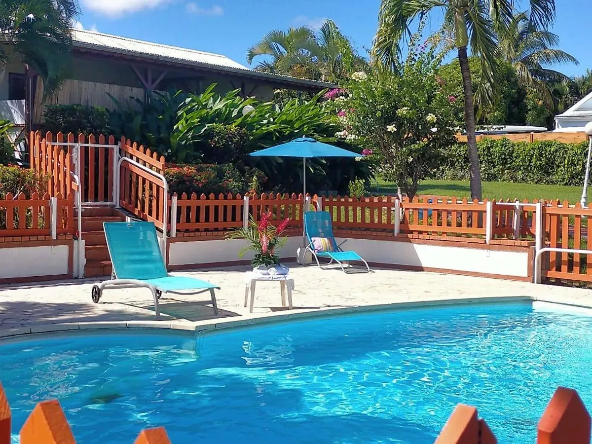 Bungalow Charmant: Sainte Rose Retreat with Shared Pool