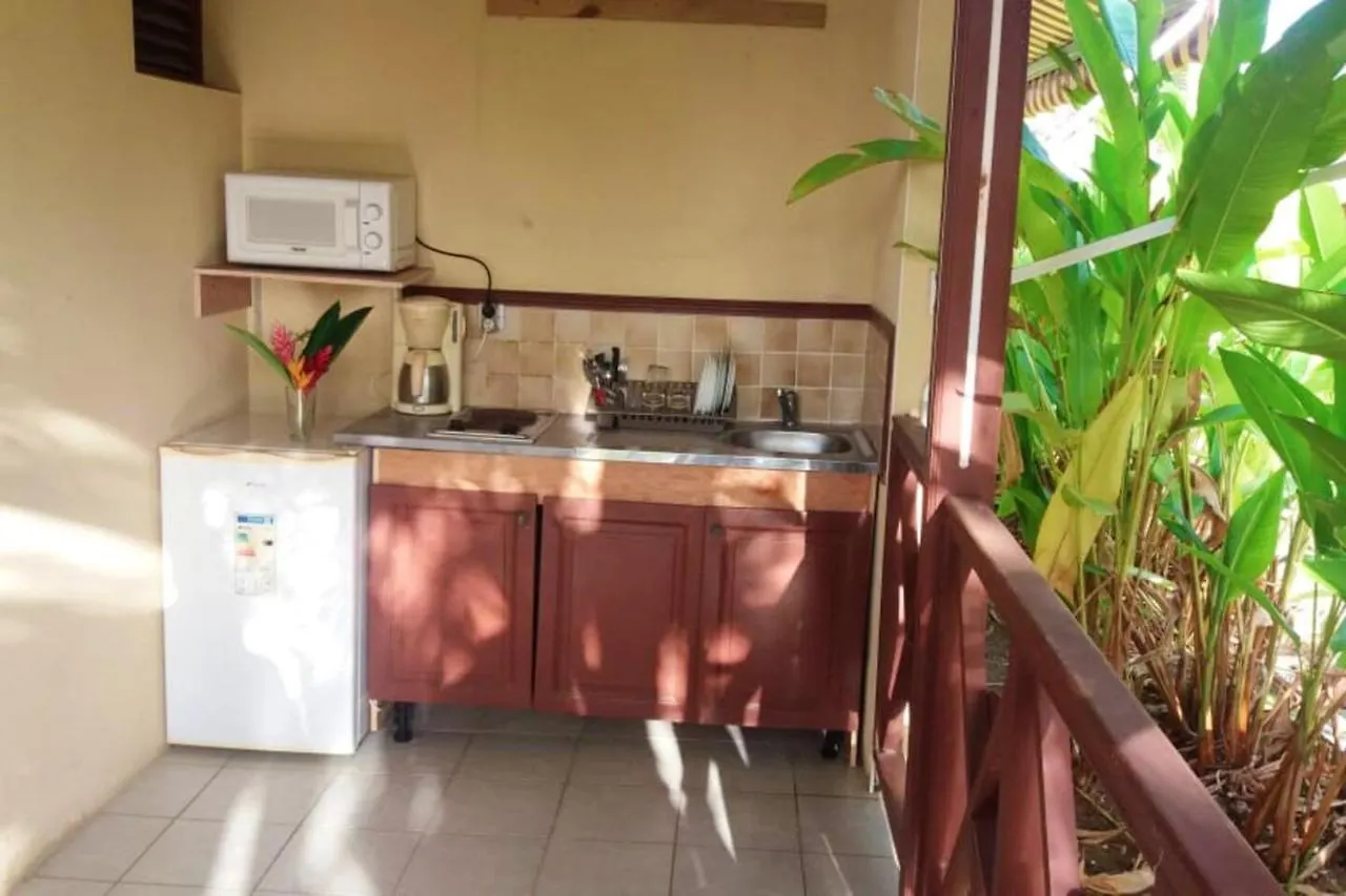 Bungalow Charmant: Sainte Rose Retreat with Shared Pool Holiday home