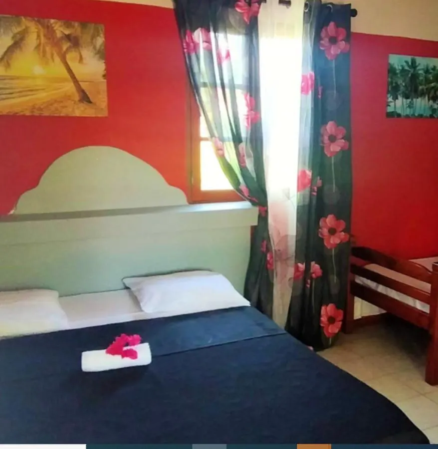 Holiday home Bungalow Charmant: Sainte Rose Retreat with Shared Pool