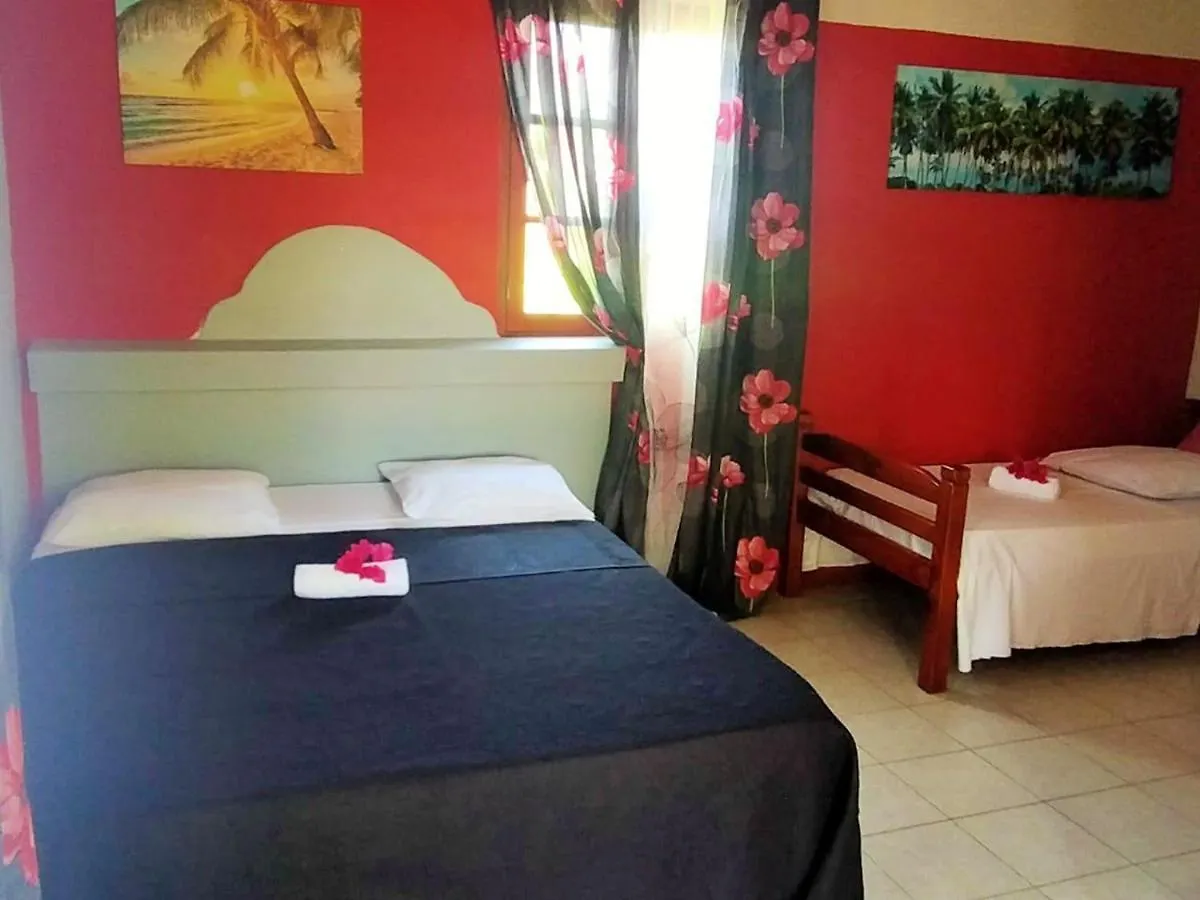 Bungalow Charmant: Sainte Rose Retreat with Shared Pool Sainte-Rose
