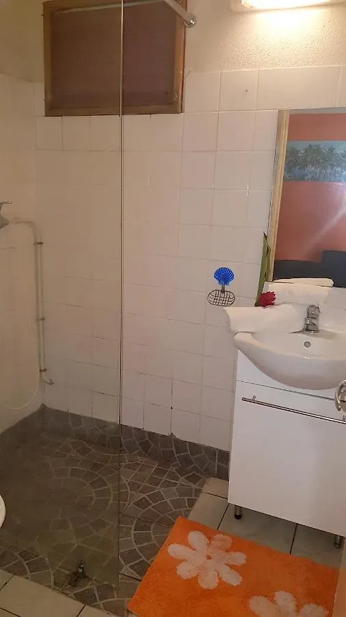 Holiday home Bungalow Charmant: Sainte Rose Retreat with Shared Pool