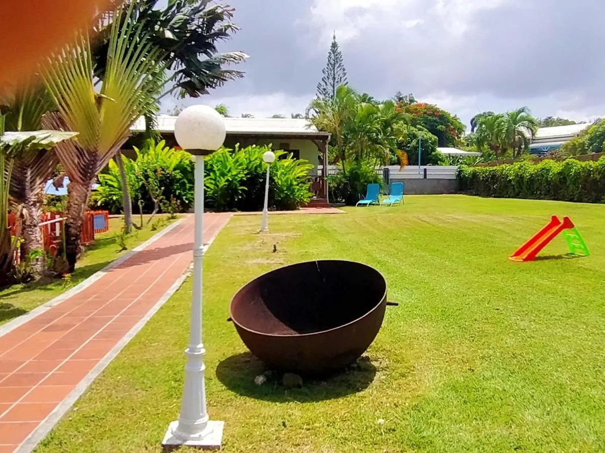 Bungalow Charmant: Sainte Rose Retreat with Shared Pool Guadeloupe