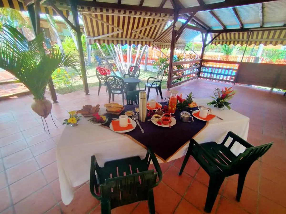 Bungalow Charmant: Sainte Rose Retreat with Shared Pool Holiday home Sainte-Rose
